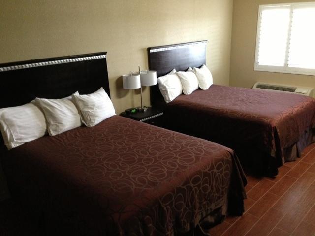 Studio Inn & Suites Kitchenettes Jourdanton Quarto foto