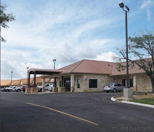 Studio Inn & Suites Kitchenettes Jourdanton Exterior foto