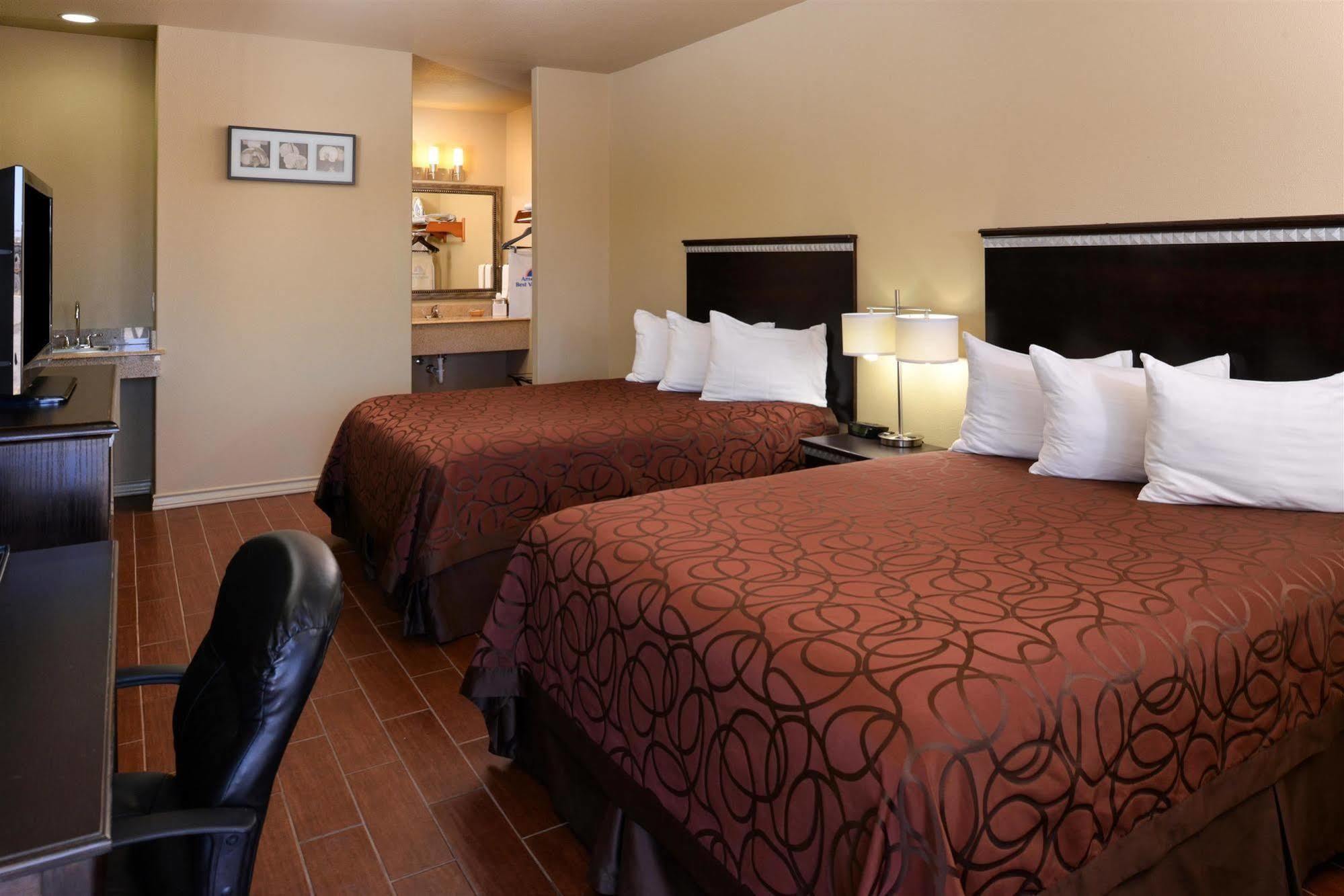 Studio Inn & Suites Kitchenettes Jourdanton Exterior foto